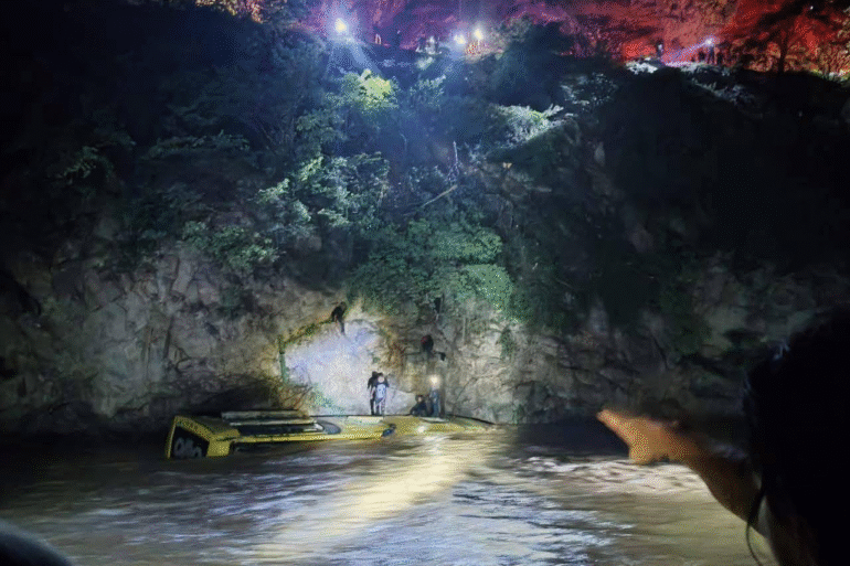 Tragedia en Guerrero: autobús de la línea Oro cae a un río en Ixcateopan 41 image 4
