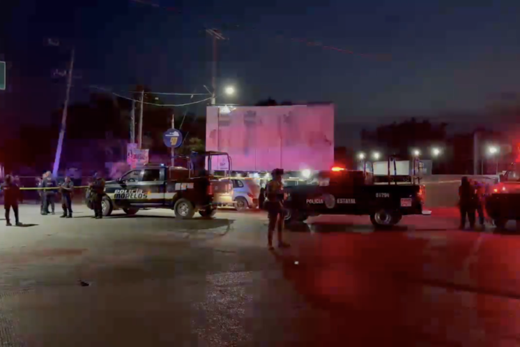 Elementos de seguridad resguardan la zona donde un hombre fue asesinado a balazos en Zacatepec, Morelos.