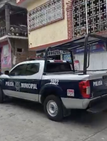 Elementos de seguridad resguardan la zona donde un hombre resultó herido por arma de fuego en la colonia Lienzo del Charro, en Cuernavaca.