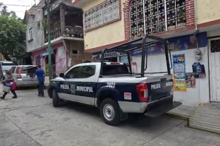 Elementos de seguridad resguardan la zona donde un hombre resultó herido por arma de fuego en la colonia Lienzo del Charro, en Cuernavaca.