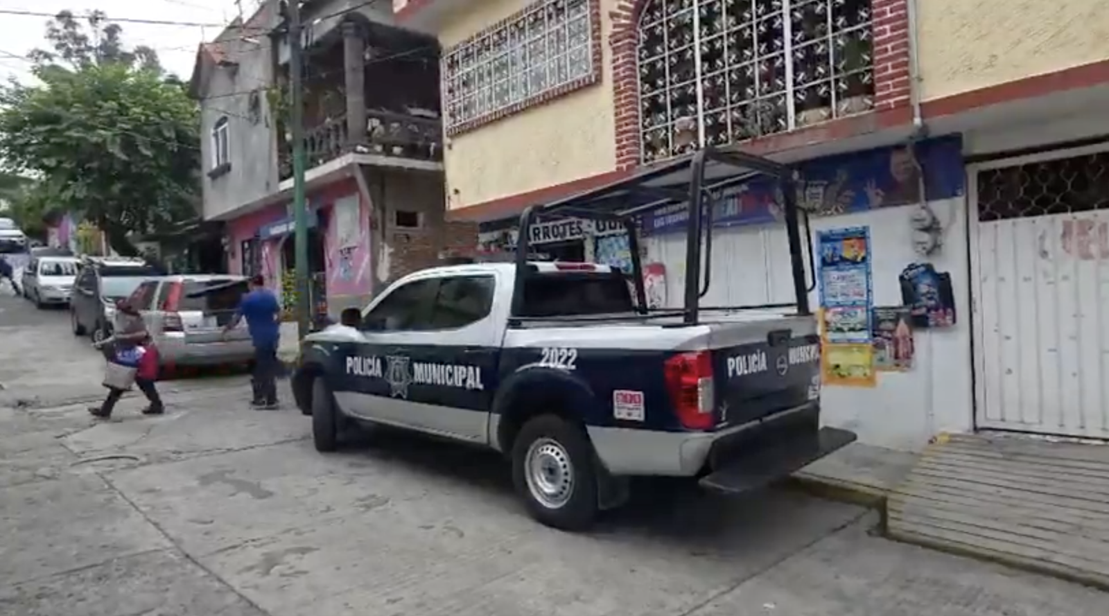 Hombre resulta herido de bala en la colonia Lienzo del Charro de Cuernavaca 29 Elementos de seguridad resguardan la zona donde un hombre resultó herido por arma de fuego en la colonia Lienzo del Charro, en Cuernavaca.