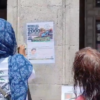 Integrantes del colectivo Buscadoras del Sur realizan una jornada de pega de fichas de búsqueda en el centro de Cuernavaca.