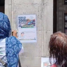 Integrantes del colectivo Buscadoras del Sur realizan una jornada de pega de fichas de búsqueda en el centro de Cuernavaca.