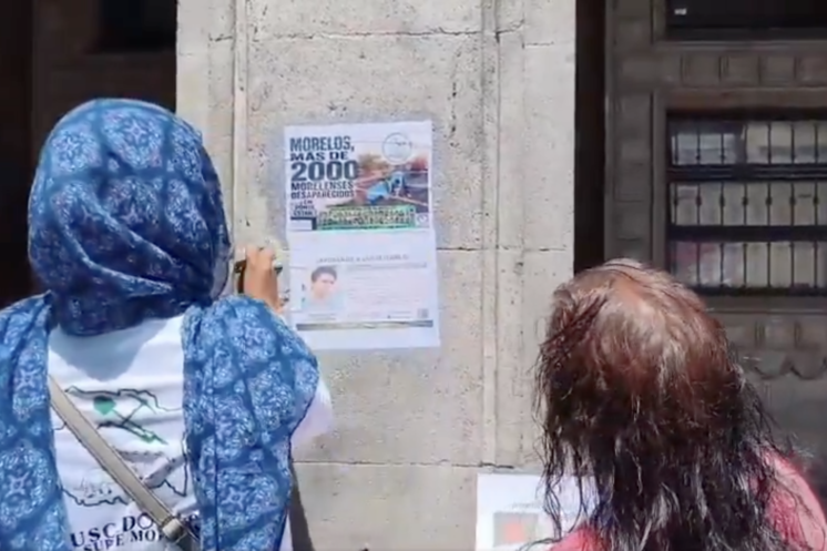 Integrantes del colectivo Buscadoras del Sur realizan una jornada de pega de fichas de búsqueda en el centro de Cuernavaca.