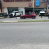 Elementos de seguridad resguardan el estacionamiento donde fue localizado un hombre sin vida en la avenida Plan de Ayala, en Cuernavaca.