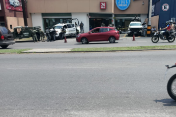 Elementos de seguridad resguardan el estacionamiento donde fue localizado un hombre sin vida en la avenida Plan de Ayala, en Cuernavaca.