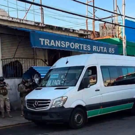 Elementos de seguridad resguardan la base de la Ruta 85 tras un ataque armado en Cuautla, Morelos.