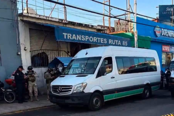 Elementos de seguridad resguardan la base de la Ruta 85 tras un ataque armado en Cuautla, Morelos.