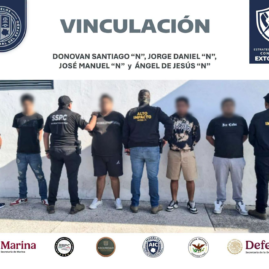 Elementos de la Fiscalía de Morelos durante un operativo relacionado con una investigación por extorsión agravada en Jiutepec.