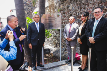 José Luis Urióstegui durante la develación de una placa conmemorativa en el Callejón del Jurista, en Cuernavaca.