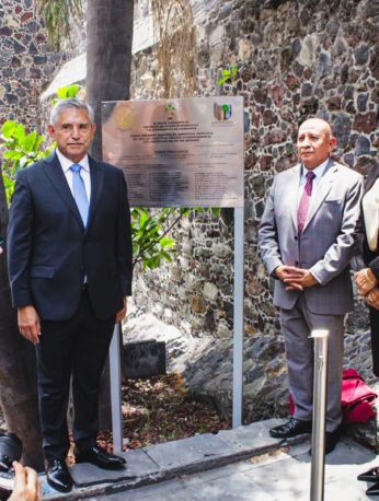José Luis Urióstegui durante la develación de una placa conmemorativa en el Callejón del Jurista, en Cuernavaca.