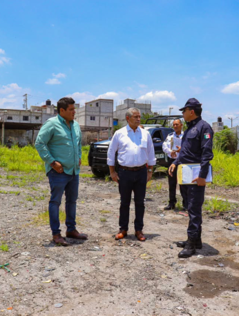 José Luis Urióstegui supervisa el predio donde será construido el nuevo corralón municipal de Cuernavaca.