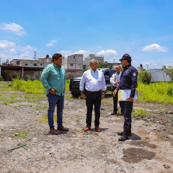 José Luis Urióstegui supervisa el predio donde será construido el nuevo corralón municipal de Cuernavaca.
