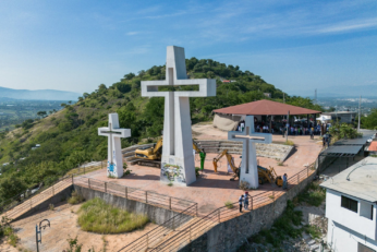 Autoridades estatales durante el inicio de la rehabilitación del Mirador Cerro de las Tres Cruces, en Acatlipa, Temixco.