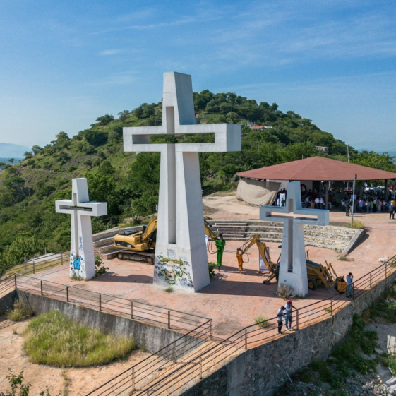 Autoridades estatales durante el inicio de la rehabilitación del Mirador Cerro de las Tres Cruces, en Acatlipa, Temixco.