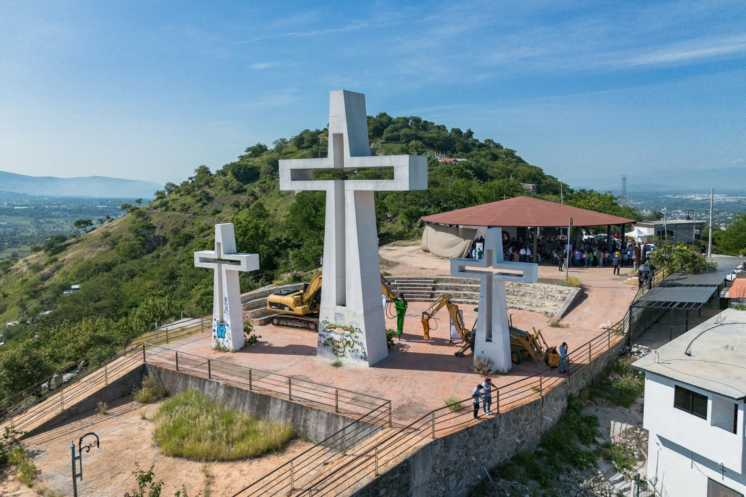 Autoridades estatales durante el inicio de la rehabilitación del Mirador Cerro de las Tres Cruces, en Acatlipa, Temixco.