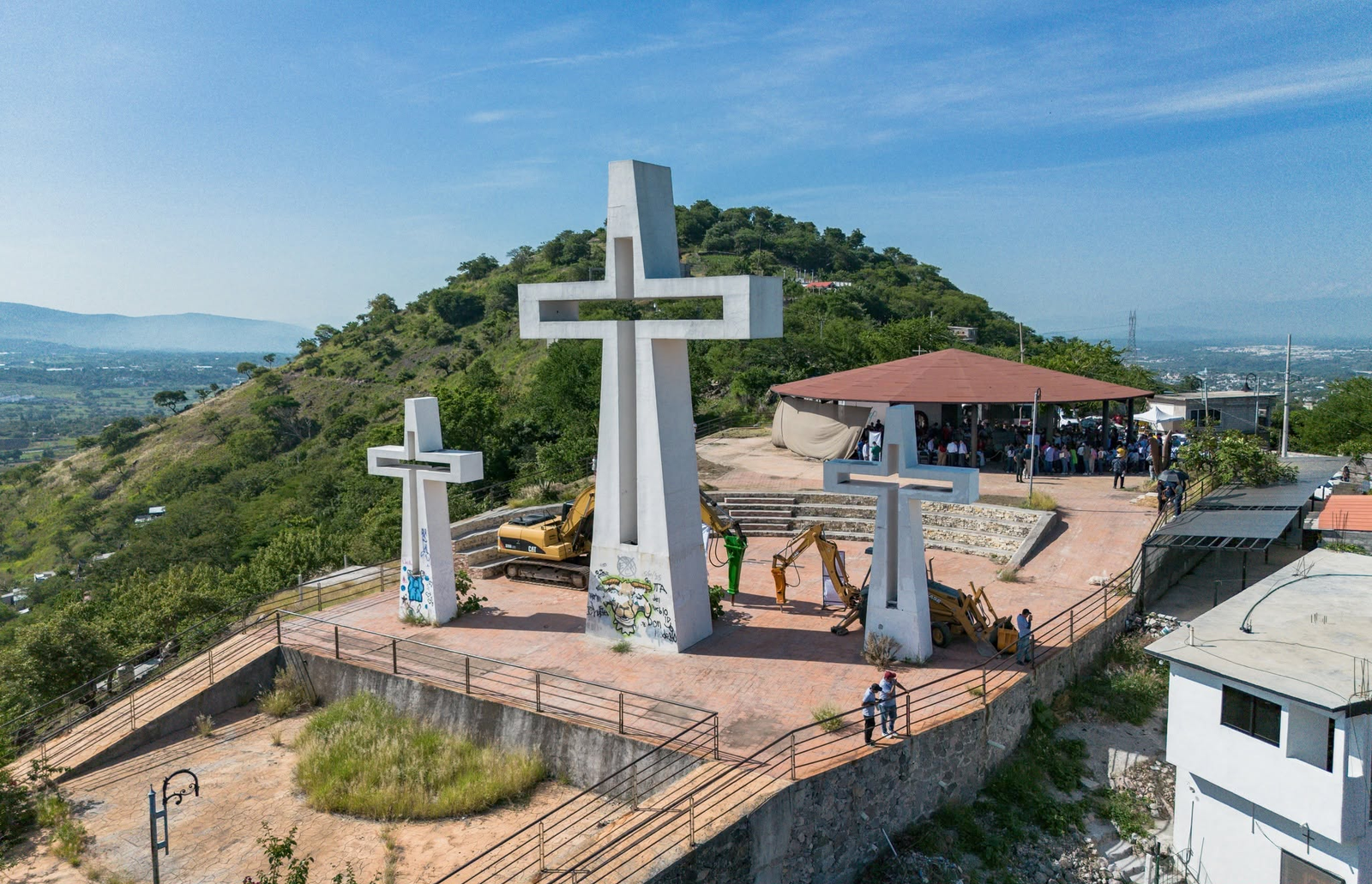 Comienza la rehabilitación del Mirador Cerro de las Tres Cruces en Temixco 37 Autoridades estatales durante el inicio de la rehabilitación del Mirador Cerro de las Tres Cruces, en Acatlipa, Temixco.