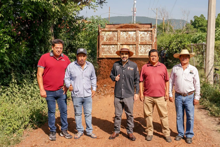 Maquinaria realiza trabajos de rehabilitación en caminos de saca de los ejidos de Yautepec, Morelos.