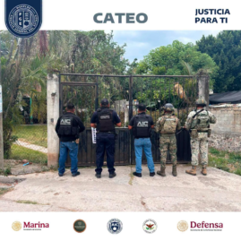 Elementos de la Agencia de Investigación Criminal durante un cateo en un inmueble de Cuauchichinola, Mazatepec.