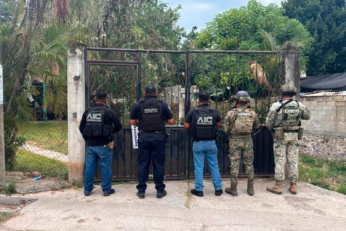 Elementos de la Agencia de Investigación Criminal durante un cateo en un inmueble de Cuauchichinola, Mazatepec.