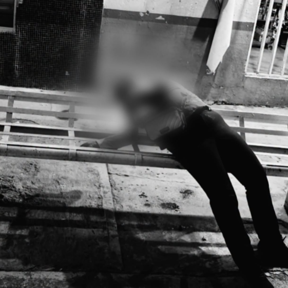 Operativo de autoridades tras el asesinato de una mujer en un paradero del transporte público sobre el bulevar Cuauhnáhuac.