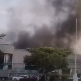 Bomberos controlan el incendio provocado por un cortocircuito en la Subdelegación del IMSS de Cuernavaca.
