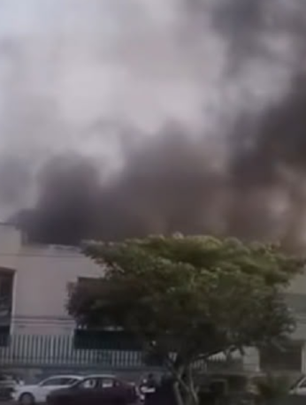 Bomberos controlan el incendio provocado por un cortocircuito en la Subdelegación del IMSS de Cuernavaca.