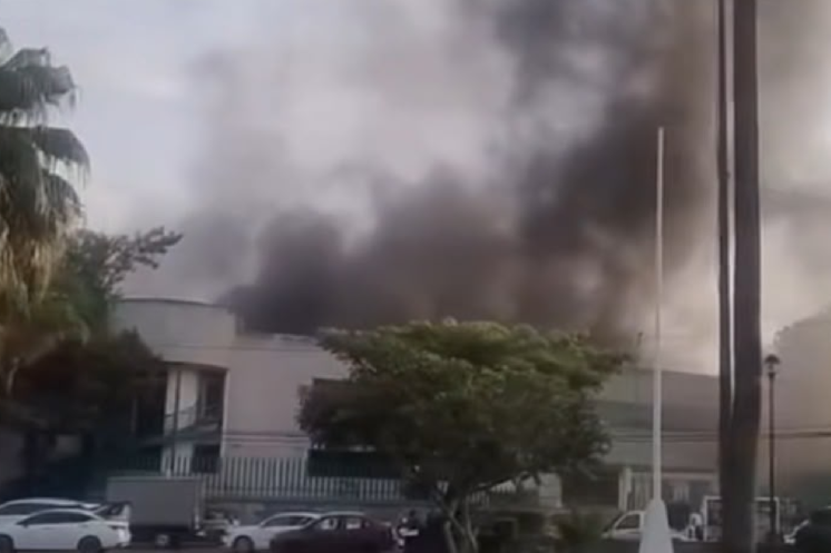 Bomberos controlan el incendio provocado por un cortocircuito en la Subdelegación del IMSS de Cuernavaca.