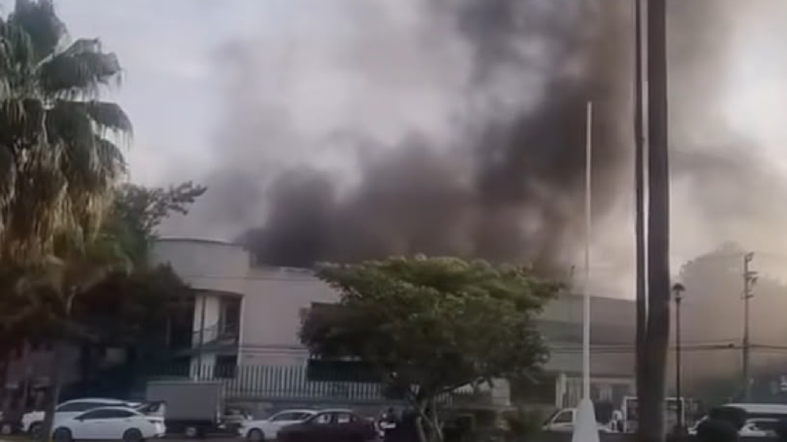 Cortocircuito provoca incendio en Subdelegación del IMSS Morelos 32 Bomberos controlan el incendio provocado por un cortocircuito en la Subdelegación del IMSS de Cuernavaca.
