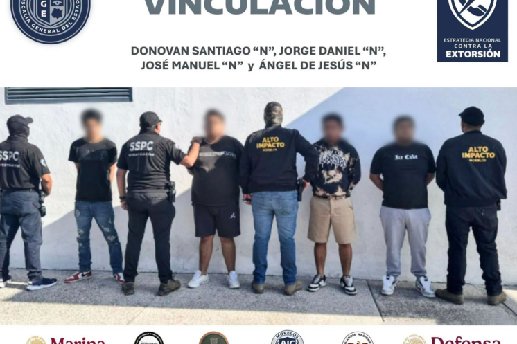 Elementos de la Fiscalía de Morelos durante un operativo relacionado con una investigación por extorsión agravada en Jiutepec.