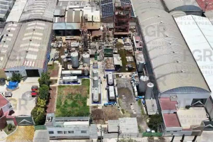 Operativo federal en un inmueble asegurado por presunto procesamiento ilícito de hidrocarburos en Cuautla, Morelos.