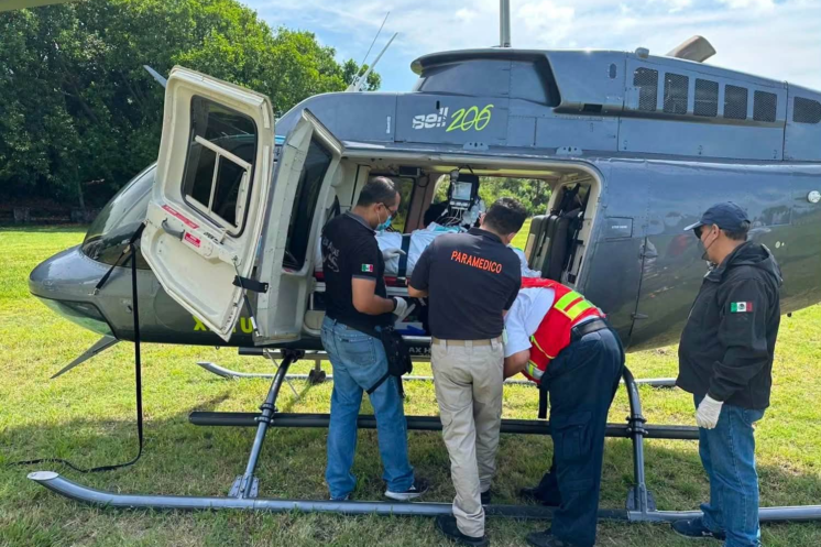 Servicios de emergencia atienden a personas lesionadas por la explosión registrada en la colonia Las Granjas de Cuernavaca.