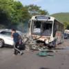 Accidente entre un autobús de pasajeros y una camioneta sobre la carretera Alpuyeca-Jojutla, cerca de Xoxocotla, Morelos.