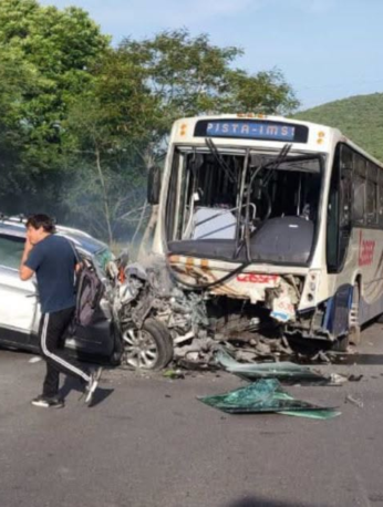 Accidente entre un autobús de pasajeros y una camioneta sobre la carretera Alpuyeca-Jojutla, cerca de Xoxocotla, Morelos.