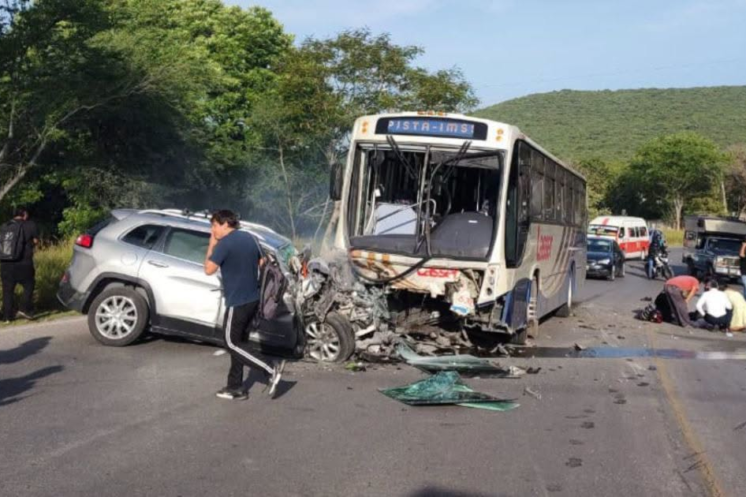 Accidente entre un autobús de pasajeros y una camioneta sobre la carretera Alpuyeca-Jojutla, cerca de Xoxocotla, Morelos.