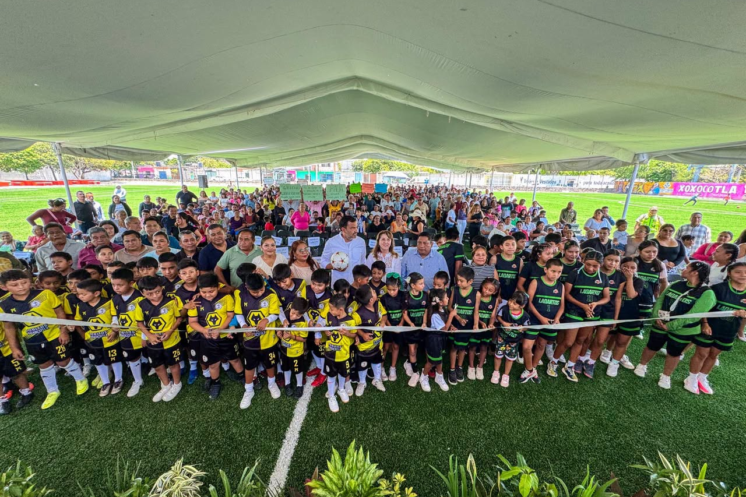 Margarita González Saravia durante la inauguración de infraestructura deportiva y anuncio de nuevas obras en Xoxocotla, Morelos.