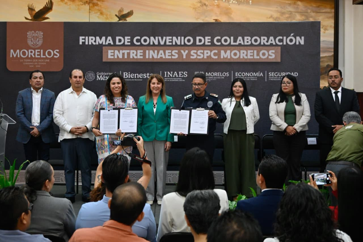 Firma del convenio para crear una cooperativa textil para 120 mujeres privadas de la libertad en el Centro de Reinserción Social Femenil de Cuernavaca.