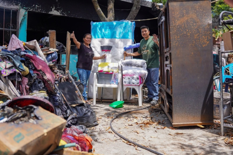 Entrega de apoyos del SEDIF a familias afectadas por incendios en Morelos.