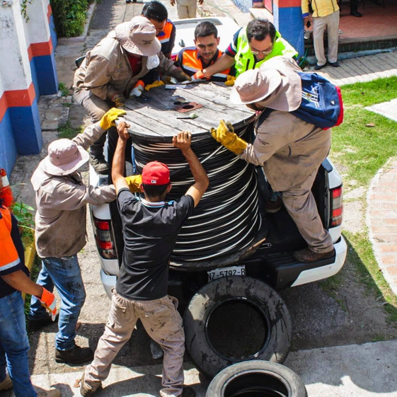 CFE dona más de 500 metros de cable para recuperar energía en zonas afectadas del mercado ALM